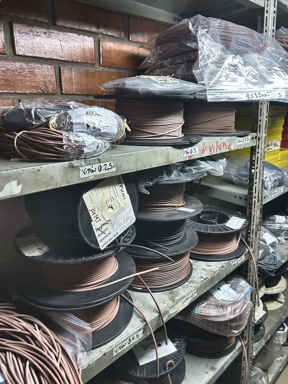 Carretes de cordón de caucho en la bodega