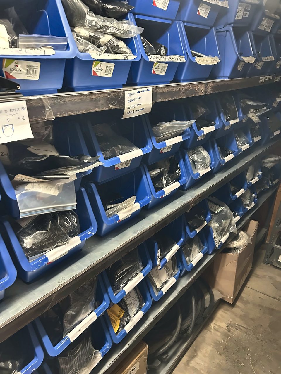 Estanterías con cajas azules de productos clasificados