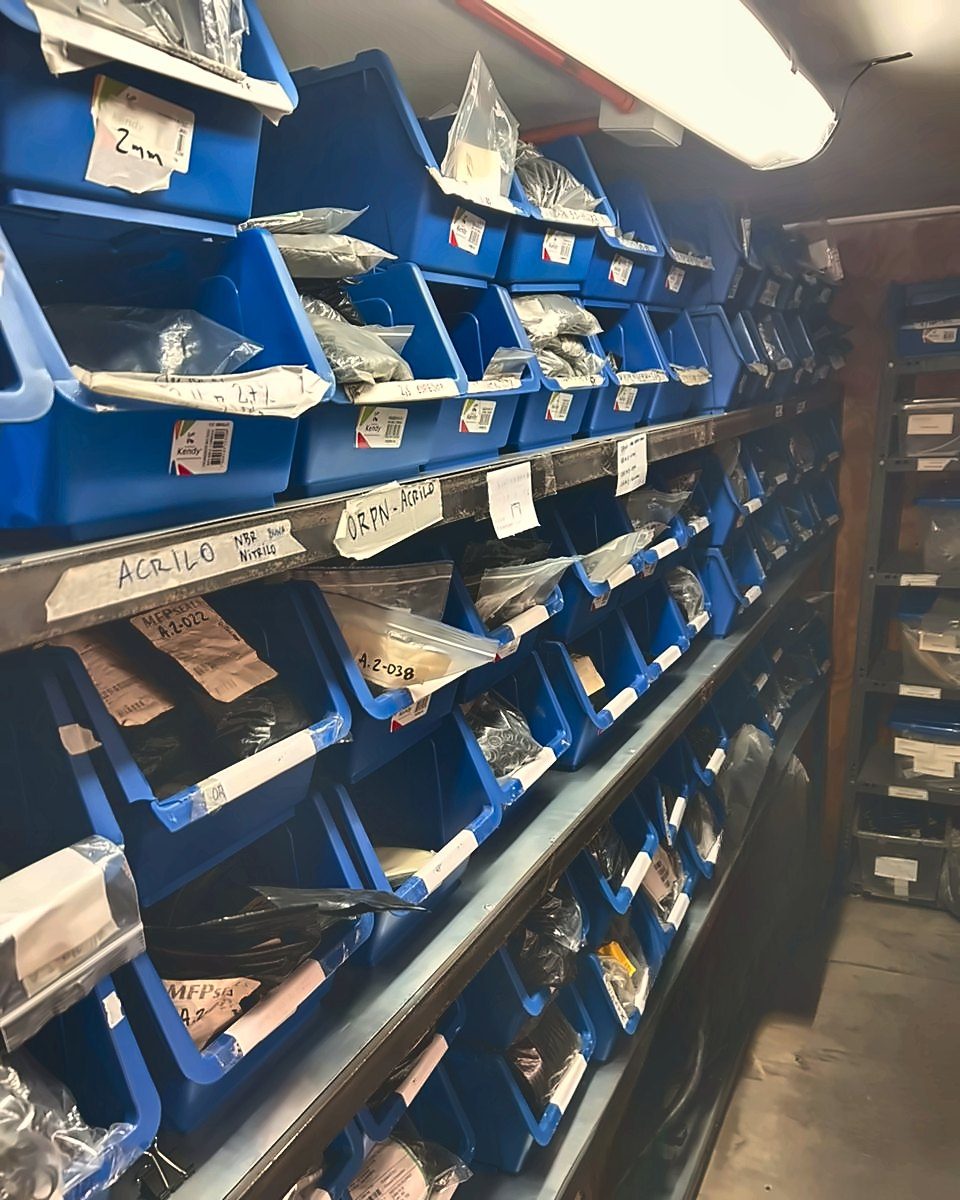 Bodega de EDYCOM con cajas azules de productos clasificados