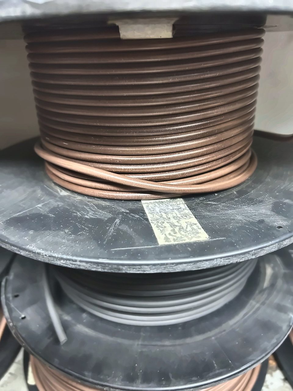 Carrete con cordón de caucho café