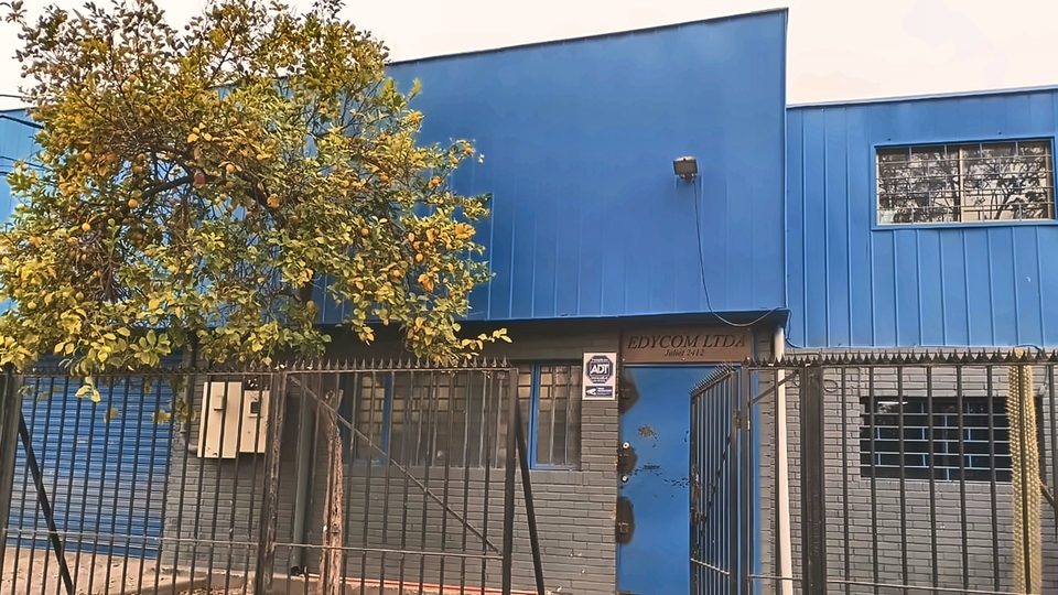 Fachada azul de la planta EDYCOM en Juliet 2412, Independencia
