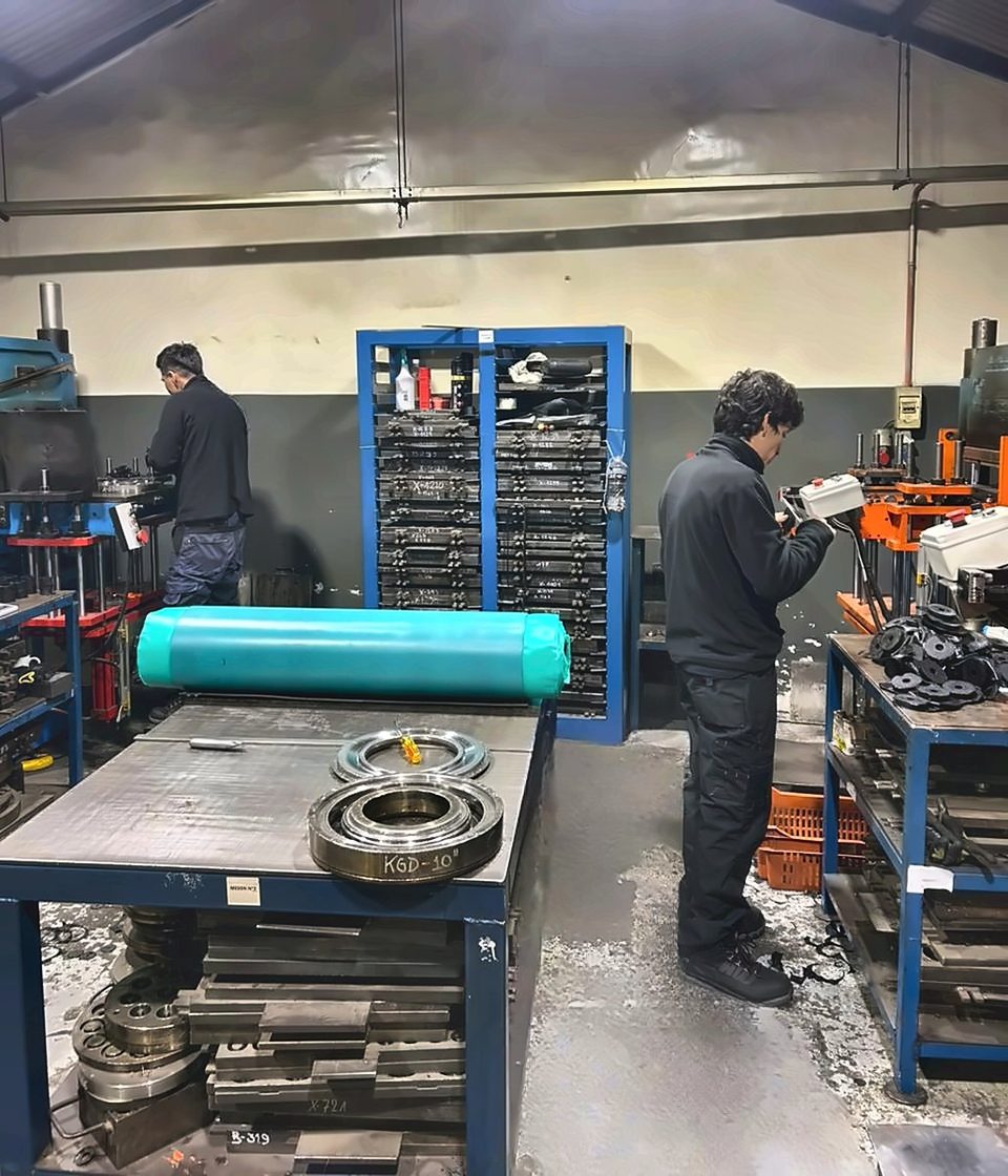 Dos integrantes del equipo de EDYCOM trabajando en la planta