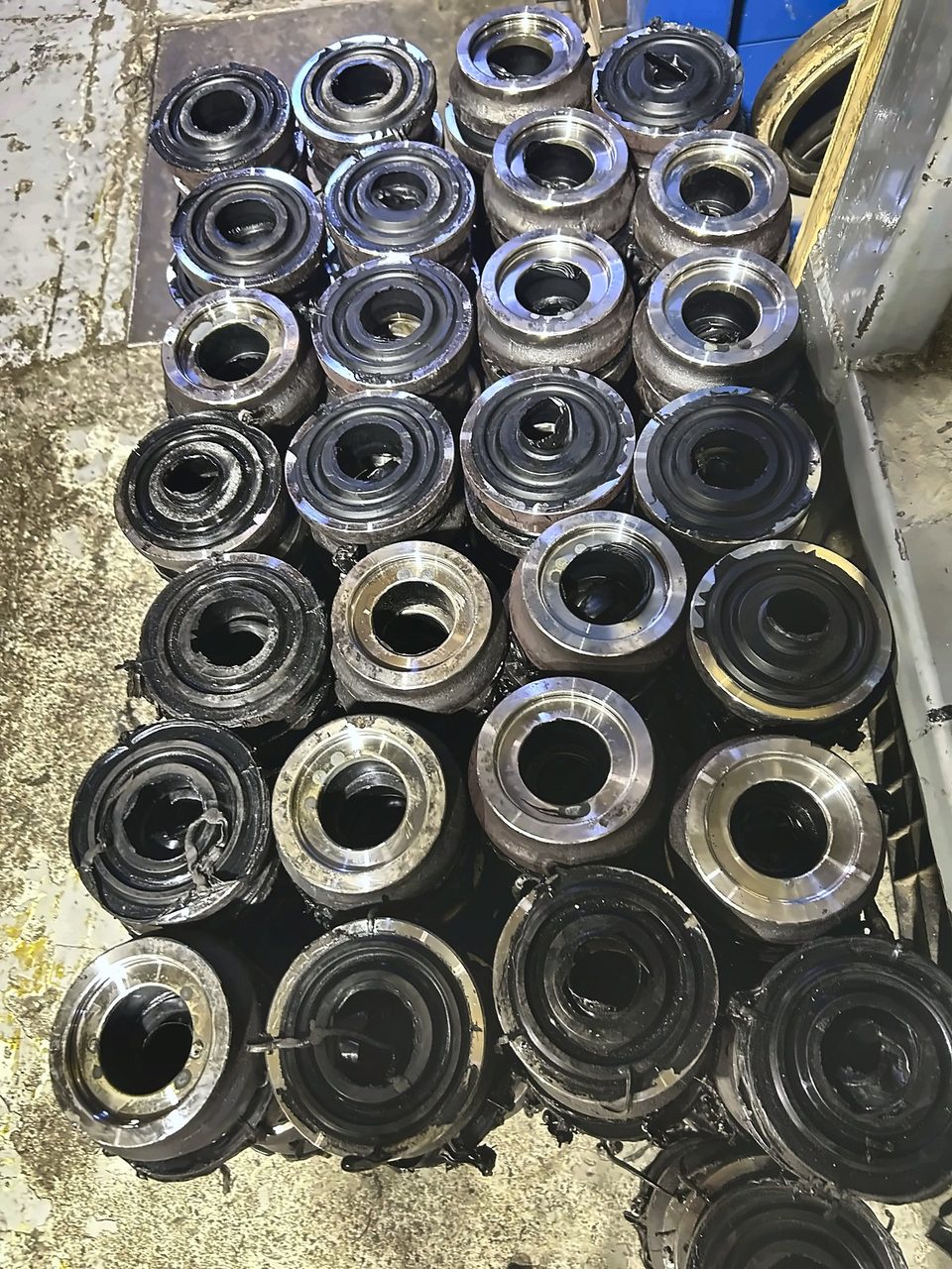 Piezas de caucho con inserto metálico recién moldeadas